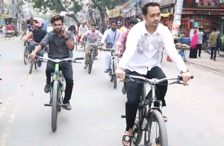 রাজনৈতিক ও মিডিয়ার জালে ফাহিম? ঘনিষ্ঠ বন্ধুর কড়া হুঁশিয়ারি!