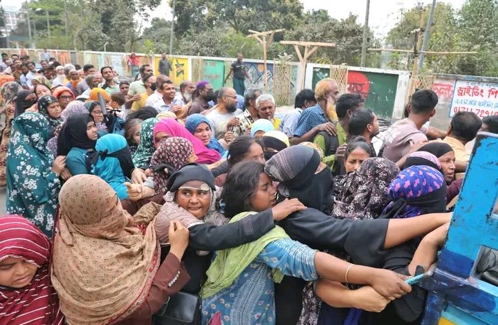 রমজানে সাশ্রয়ী পণ্যের খোঁজে টিসিবি ট্রাকের পেছনে হাহাকার, বিশৃঙ্খলায় সড়কে আহত নারী