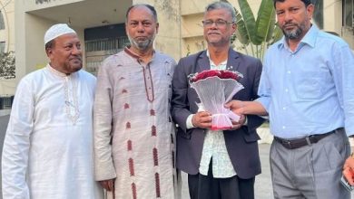 রাজনৈতিক বিভাজন ছাপিয়ে কারাফটকে ফুলেল শুভেচ্ছা: আওয়ামী লীগ নেতাকে বিএনপি নেতা