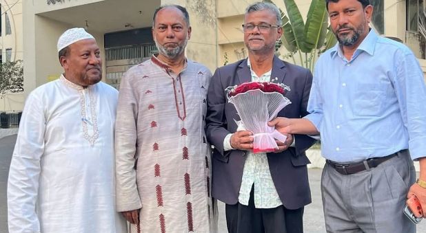 রাজনৈতিক বিভাজন ছাপিয়ে কারাফটকে ফুলেল শুভেচ্ছা: আওয়ামী লীগ নেতাকে বিএনপি নেতা