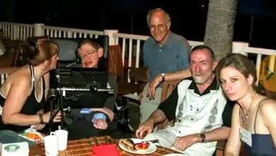 এপস্টেইন নথিতে হকিং: বিকিনি পরা নারীদের সঙ্গে ছবি ভাইরাল