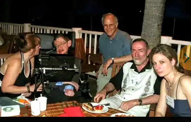 এপস্টেইন নথিতে হকিং: বিকিনি পরা নারীদের সঙ্গে ছবি ভাইরাল