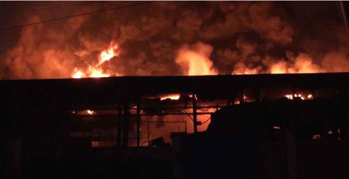 যশোরে আফিল ব্রিকসে ভয়াবহ আগুন; আহত ৩, ক্ষতির হিসাব অজানা