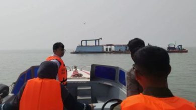 সীতাকুণ্ড উপকূলে অবৈধ বালু উত্তোলন: সাঁড়াশি অভিযানে আটক ১৩