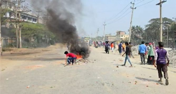 রণক্ষেত্র রূপগঞ্জ: পাওনা আদায়ের আন্দোলনে পুলিশ-শ্রমিক রক্তক্ষয়ী সংঘর্ষ...