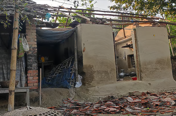 মাঝারি ভূমিকম্পে সাতক্ষীরার ঘর বিধ্বস্ত; আতঙ্কে মানুষ রাস্তায়