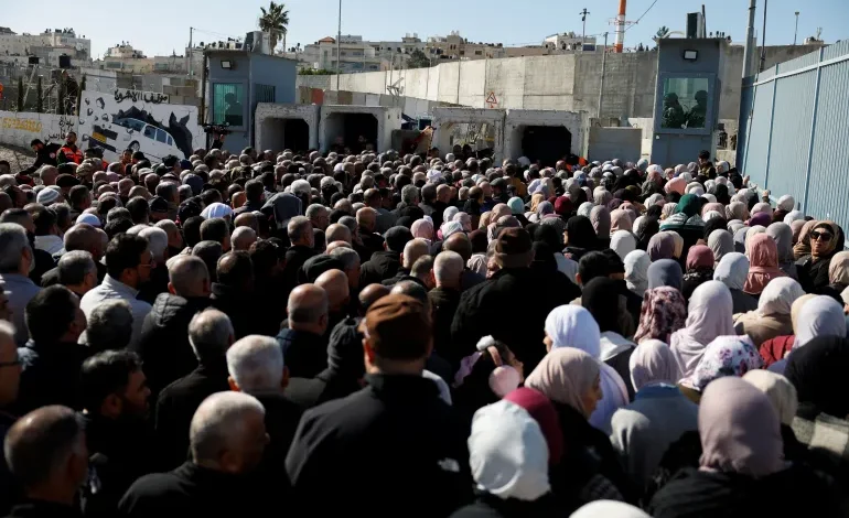 আল আকসায় রমজানের জুমার নামাজে ফিলিস্তিনিদের কঠোর নিষেধাজ্ঞা জারি করেছে ইসরায়েল