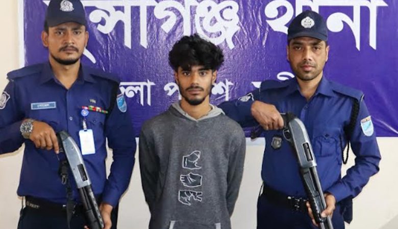 মধ্যরাতে পুলিশের হানা: পুকুরপাড়ে অস্ত্র রেখে পালালেন বিএনপি কর্মী...