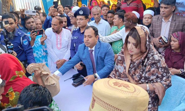 আগুনে নিঃস্ব কৃষকের পাশে প্রতিমন্ত্রী, ফিরছে মাথা গোঁজার আশা