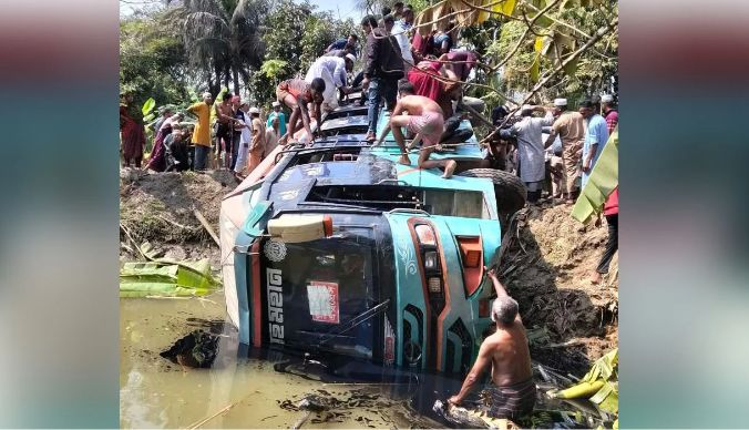 বাগেরহাটে বিয়ের বাস খাদে; বড় বিপদ এড়াল গ্রামবাসী