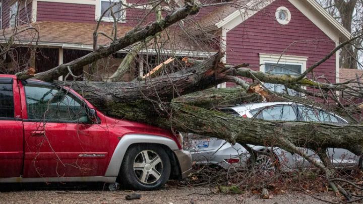 যুক্তরাষ্ট্রে টর্নেডোর ছোবল: মৃত ৮, আরও ঝড়ের শঙ্কা!