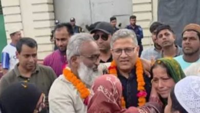 ১৭৫ দিন পর মুক্ত আ. লীগ নেতা, ফুল দিয়ে স্বাগত জানালেন বিএনপি এমপি