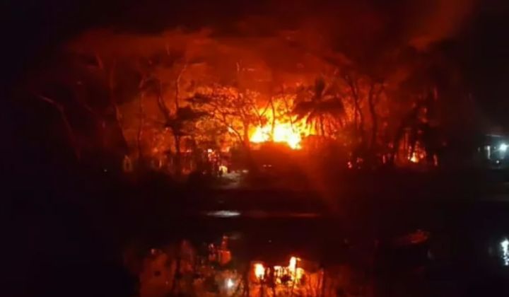 মাদারীপুরে খুনের বদলা: পুড়লো ২০ বাড়ি, উত্তেজনা তুঙ্গে