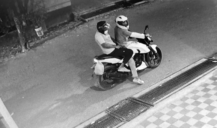 উত্তরায় গার্মেন্টস ব্যবসায়ীর বাড়িতে গুলি: আতঙ্কে এলাকাবাসী