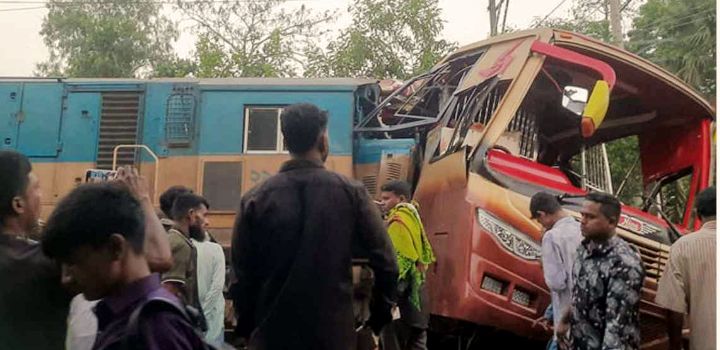 কুমিল্লায় রেলক্রসিংয়ে মর্মান্তিক দুর্ঘটনা: ১২ জনের প্রাণহানি
