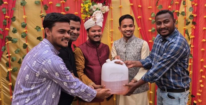 বিয়ের উপহার ৫ লিটার অকটেন! সংকটের বার্তা ঠাকুরগাঁওয়ে...