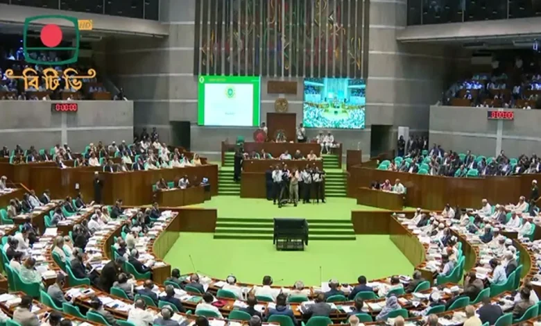 সংসদের বাজে হেডফোন: "লুটপাটের বোঝা!" ক্ষুব্ধ এমপি