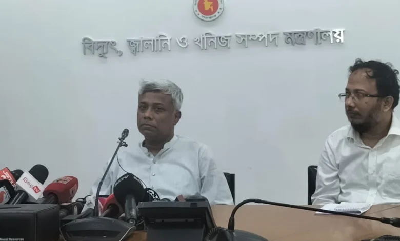 জ্বালানি সংকট নেই: প্রতিমন্ত্রীর দাবি; পাম্পে দীর্ঘ সারি কেন?