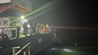 পদ্মায় ডুবল তেলবাহী লরি: ১৬ ঘণ্টা পরও কেন উদ্ধার নেই?