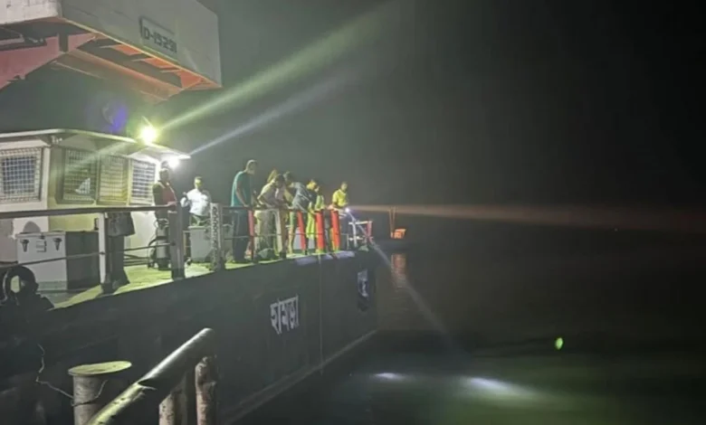 পদ্মায় ডুবল তেলবাহী লরি: ১৬ ঘণ্টা পরও কেন উদ্ধার নেই?