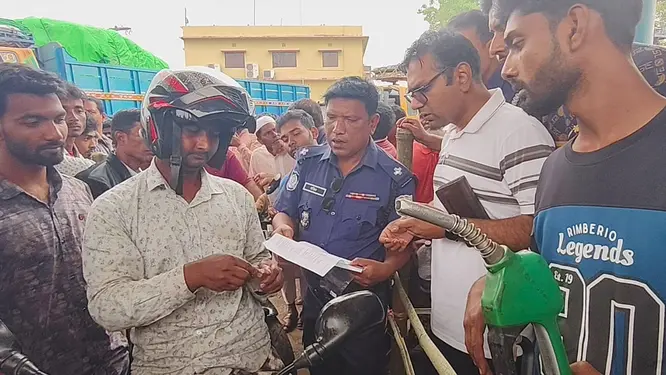 বন্ধ হচ্ছে তেল পাম্প? কাগজ ছাড়া পাম্পে ঢুকলেই ঘুরতে হবে খালি হাতে!