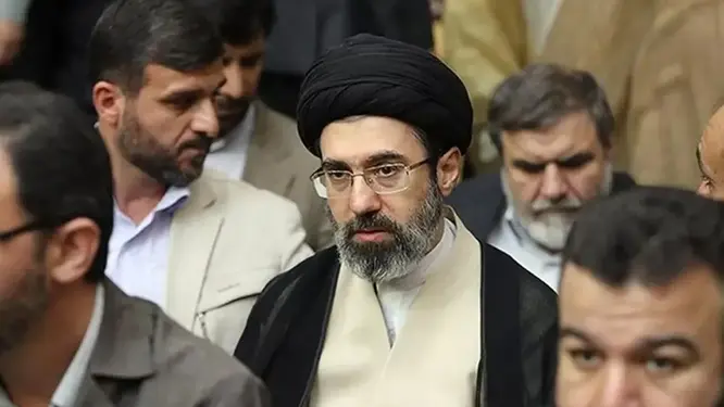 মৃত্যুর মুখ থেকে ফিরেছিলেন মোজতবা; কে এই নতুন নেতা?