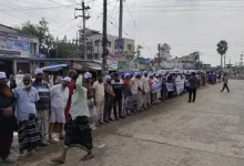 কাফনের কাপড় পরে রাজপথে নামল মানুষ, যা ঘটল গোদাগাড়ীতে!