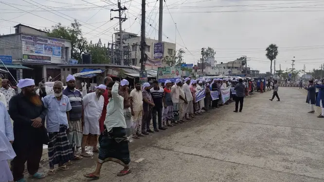 কাফনের কাপড় পরে রাজপথে নামল মানুষ, যা ঘটল গোদাগাড়ীতে!