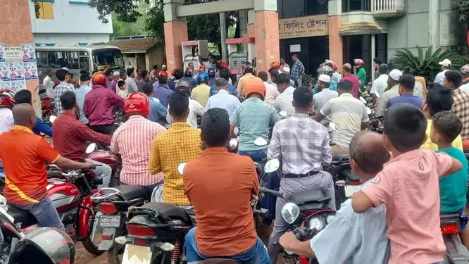 জ্বালানি তেলের আকাল: মজুত ধরে জেল-জরিমানা, তেল কিনতে গিয়ে কৃষকের মৃত্যু!