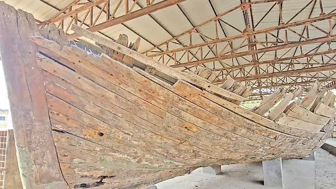 কুয়াকাটার রহস্যময় পালতোলা নৌকা ধ্বংসের মুখে, জানলে চমকে উঠবেন!