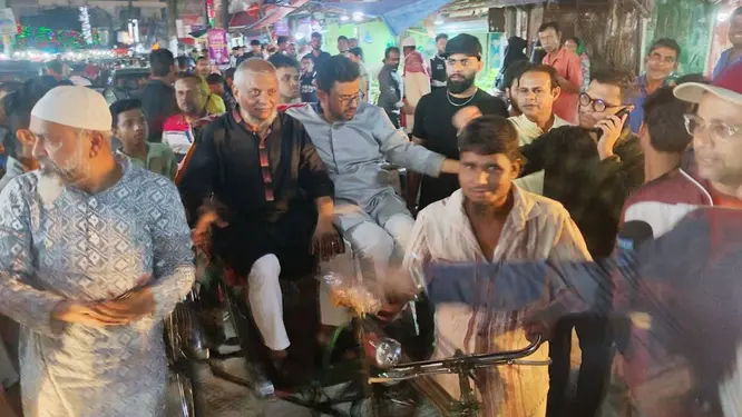 ঈদের বাজারে রিকশায় মন্ত্রী: যা দেখে চমকে উঠলেন তিনি!