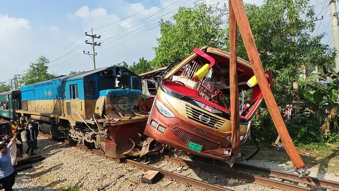 ঈদযাত্রা ভয়াবহ, রক্তে রাঙা সড়ক! মন্ত্রীর দাবি "নির্বিঘ্ন", তবুও কেন এই মৃত্যু মিছিল?