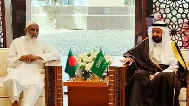 হঠাৎ মদিনায় যা ঘটল! সৌদি-বাংলাদেশ বৈঠকে হজ যাত্রীদের ভাগ্য নির্ধারণ?