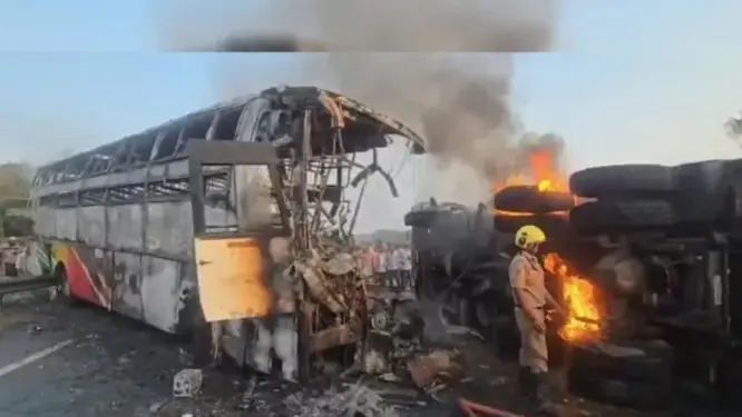 রাতে যা ঘটেছিল… বাসে পুড়ে অঙ্গার ১২ জন! ভারতে চাঞ্চল্য