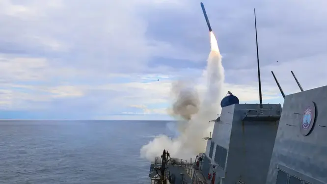 অস্ত্রভান্ডার সংকটে যুক্তরাষ্ট্র? ৪ গুণ উৎপাদন বাড়াতে ট্রাম্পের নির্দেশ