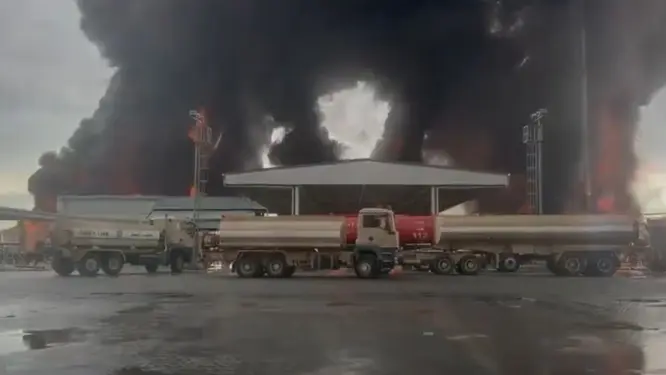 কুয়েত বিমানবন্দরে ভয়ংকর হামলা! আকাশে ড্রোনের তাণ্ডব, দাউ দাউ করে জ্বলল জ্বালানি