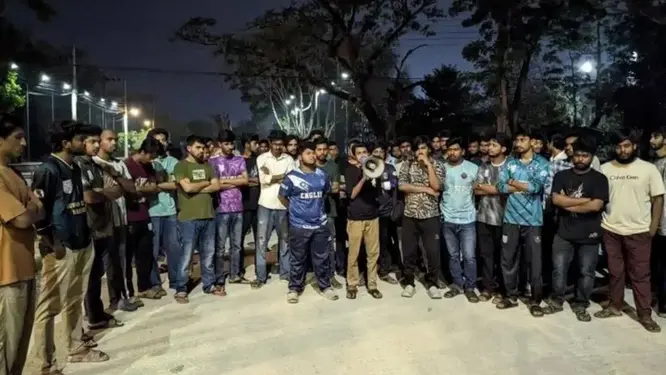 মধ্যরাতে রাস্তায় নেমে যা বলল খুবি শিক্ষার্থীরা!