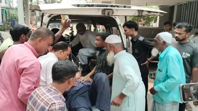 মুক্তিযোদ্ধাকে ছাত্রলীগ নেতার নারকীয় হামলা: হাত-পা ভেঙে মাথা থেঁতলে দিল!