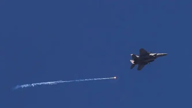 ইসরাইলের যুদ্ধবিমান লক্ষ্য করে হিজবুল্লাহর ক্ষেপণাস্ত্র, বড় ধরনের যুদ্ধের ইঙ্গিত!