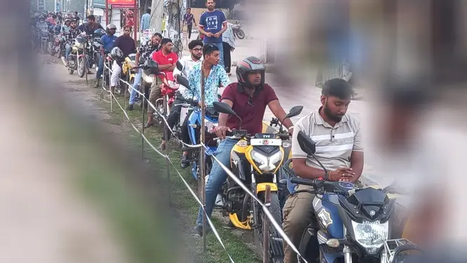 রূপসায় তেলের হাহাকার! ঘণ্টার পর ঘণ্টা লাইনে দাঁড়িয়েও মিলছে না মাত্র ১০০ টাকার তেল!