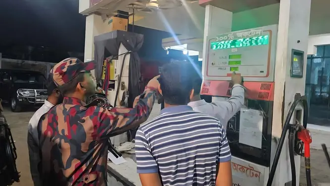 ‘তেল নেই’ স্টিকারের আড়ালে বিশাল মজুত! পাম্প ম্যানেজার কারাগারে, যা ঘটল রাতে...