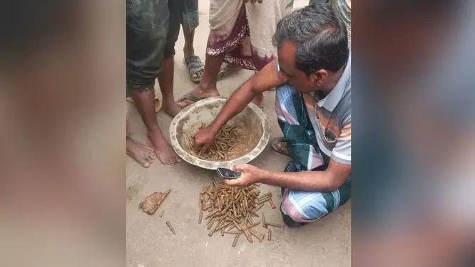 মাটির নিচে লুকিয়ে রাখা ৩২৫ রাউন্ড গুলি! নওগাঁয় চাঞ্চল্যকর ঘটনা