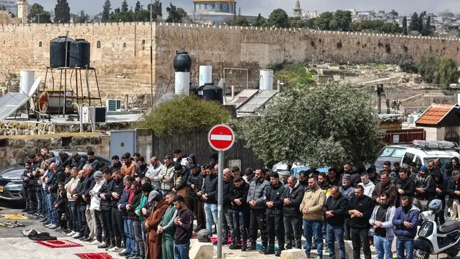 নামাজে বাধা! জেরুজালেমে যা ঘটাল ইসরাইলি বাহিনী, বিশ্বে তোলপাড়