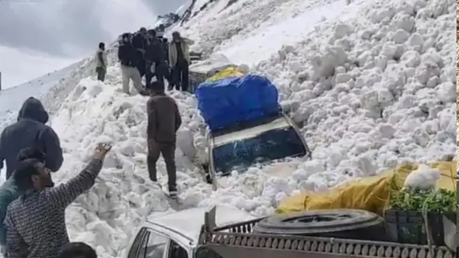 জম্মু-কাশ্মীরে তুষারধসে মাটিচাপা পড়লেন ৭ জন! যা ঘটল দুই লেনে