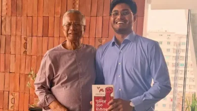ড. ইউনুসকে বই উপহার দিয়ে যা বললেন আবিদুল ইসলাম, চমকে যাবেন!