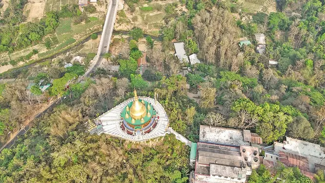 পাহাড়ের চূড়ায় মেঘেরা, বান্দরবানের অচেনা সৌন্দর্যের হাতছানি!