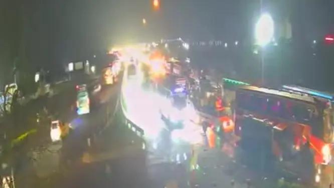 ঈদের পর যমুনা সেতুতে যা ঘটল, আটকে পড়া যাত্রীদের কথা ভাবলে অবাক হবেন!