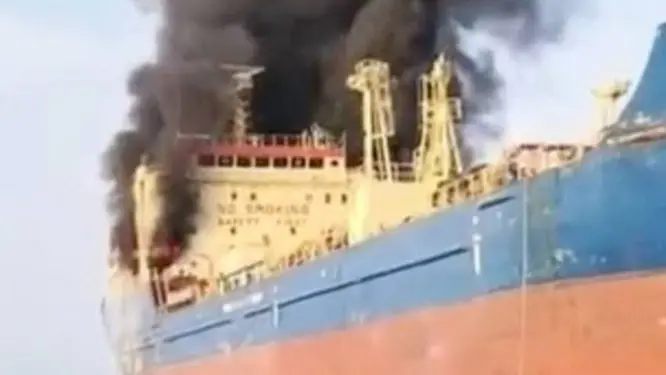 কুয়েত উপকূলে ট্যাংকারে রহস্যময় বিস্ফোরণ; ছড়াল বিপুল তেল