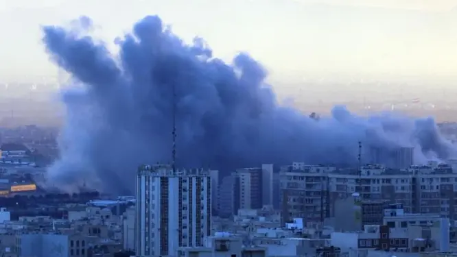 ইরানে চার ঘণ্টায় ৭০১ হামলা! স্তব্ধ পুরো বিশ্ব, আতঙ্কে তেহরান