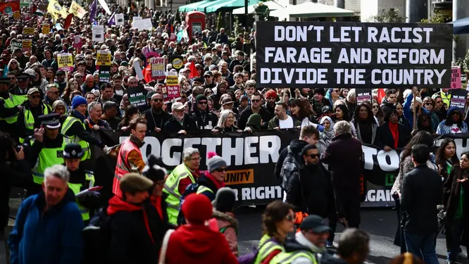 লন্ডনে যা ঘটল রাতে… লাখো মানুষের বিক্ষোভে উত্তাল শহর!